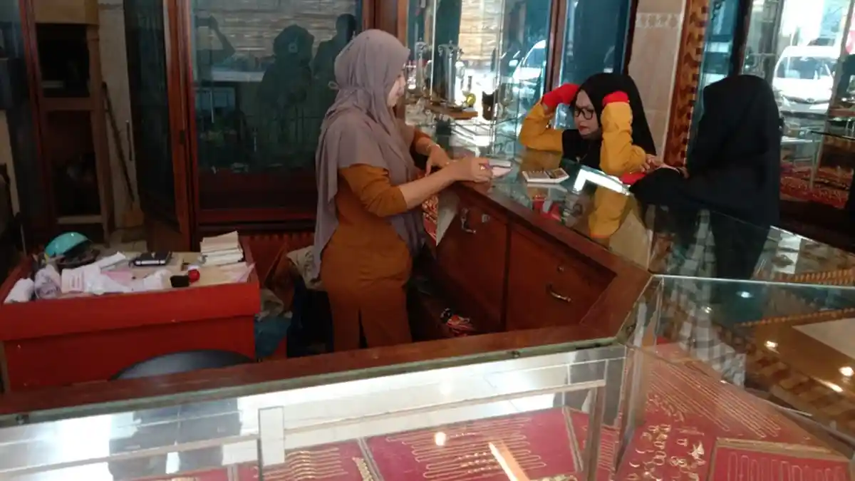 Harga Emas Fluktuasi, Banyak Warga Aceh Selatan Menjual Ketimbang Membeli