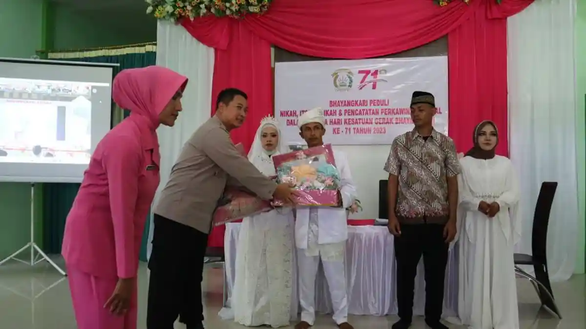 Bhayangkari Polres Singkawang Menggelar Nikah Massal di KUA Singkawang Utara