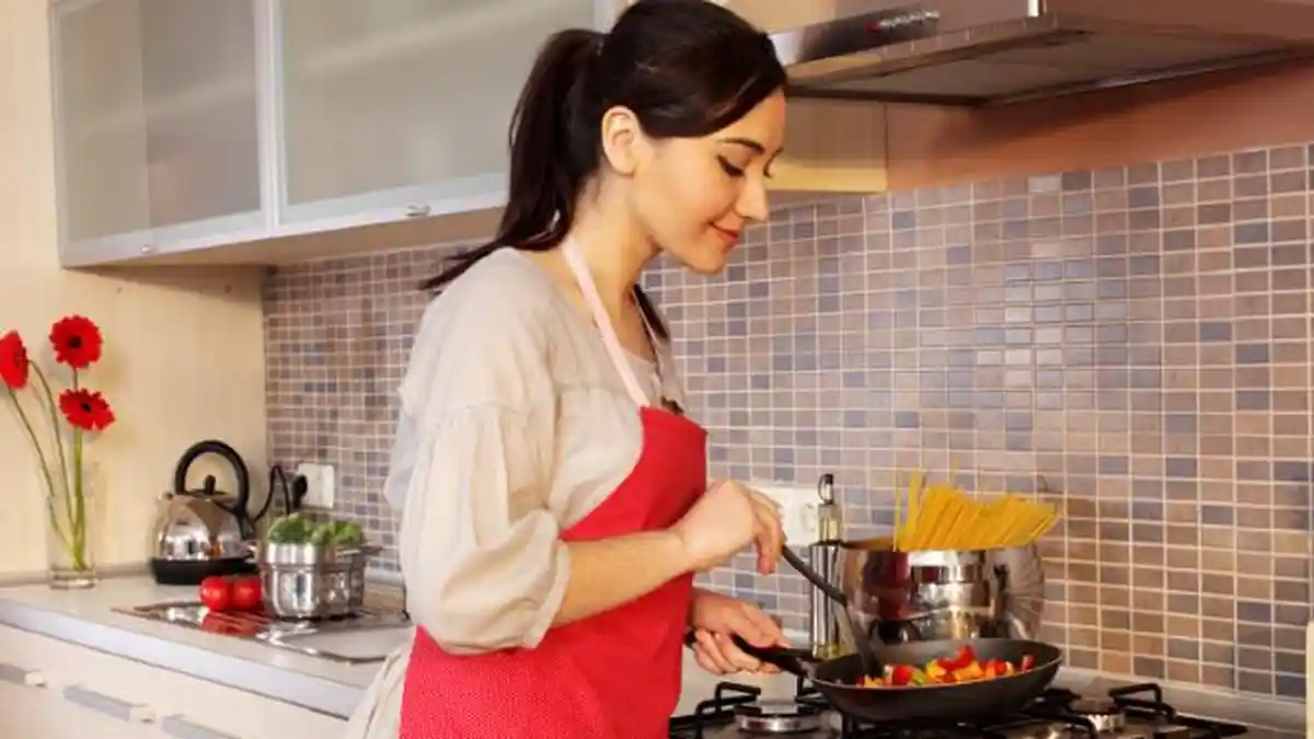 Masak Sendiri Bisa Jadi Aktivitas Menyenangkan Saat Isolasi Mandiri