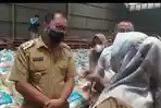 danny-pomanto-saat-meninjau-ketersediaan-paket-bantuan-sosial-di-gudang-bulog-panaikang.jpg