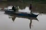 Kisah Dede Penarik Rakit di Kampung Parunghalang Bandung