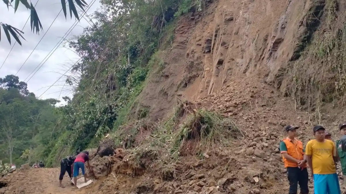 Tebing Bebatuan Setinggi 20 Meter di Bantarpanjang Cilacap Longsor, Akses Jalan Tertutup Total