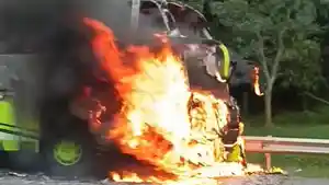 Bus-pariwisata-terbakar-di-ruas-Tol-Cikopo-Palimanan-Cipali.jpg