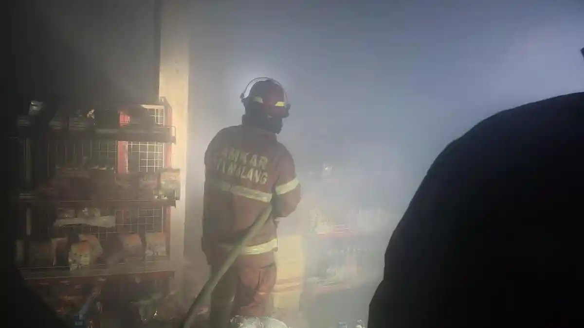 Minimarket di Sukun Kota Malang Terbakar, Warga Berteriak Minta Tolong, Diduga Korsleting Listrik