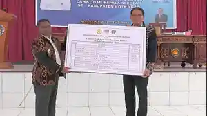 Penjabat-Gubernur-NTT-Andriko-Noto-Susanto-secara-simbolis-menyerahkan-paket-bantuan.jpg