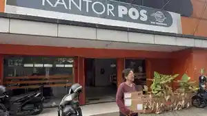 imelda-ibu-korban-bawa-surat-ke-kantor-pos-jambi-29072025.jpg