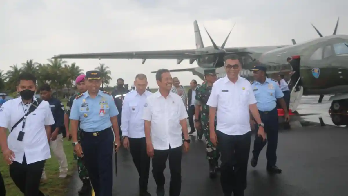 Bupati Natuna Wan Siswandi dan Danlanud RSA Sambut Kedatangan Menteri KKP