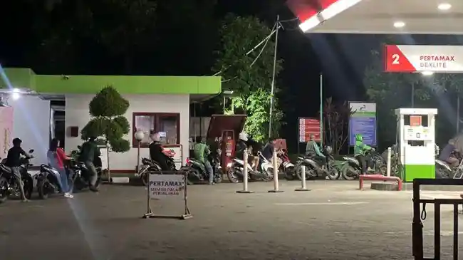 Imbas Harga Pertamax Naik, Pekerja dan Kurir Terpaksa Antre Pertalite di Lenteng Agung