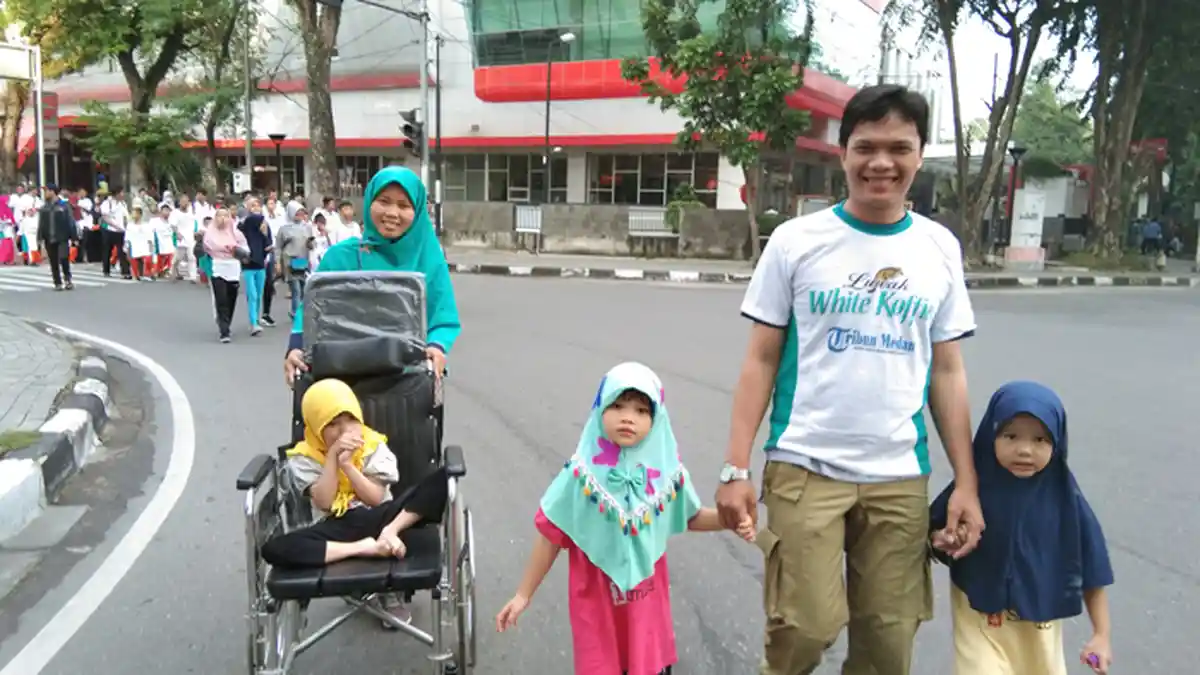 Nilsya Ajak Suami dan 3 Anaknya Ikuti Jalan Sehat Tribun Bersama Luwak White Koffie