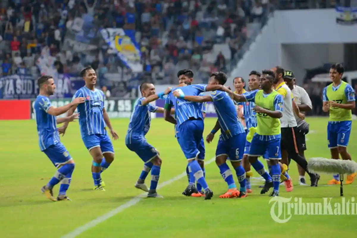 Saking Senangnya, Gadis Cantik Ini Lakukan Hal Gila Saat Rayakan Gol Kemenangan Persiba