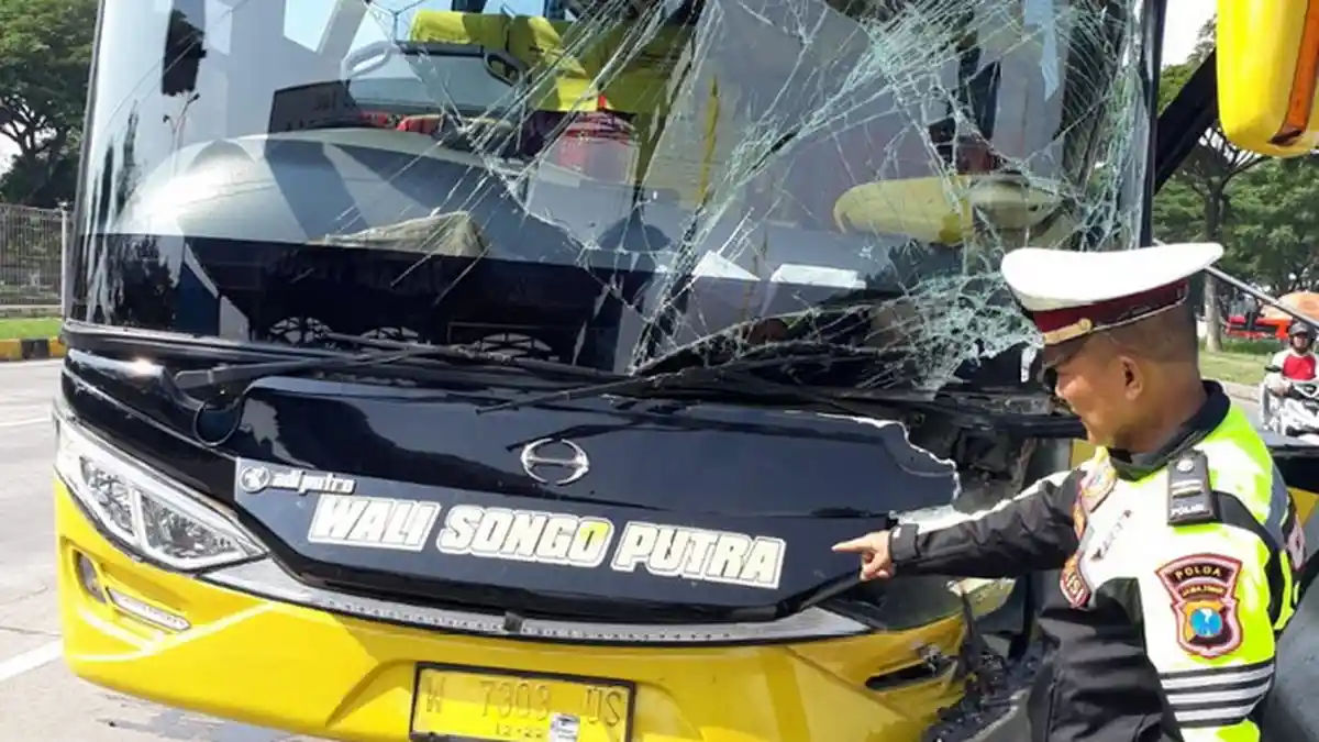 Mau ke Bangkalan, Bus Pariwisata Angkut 50 Orang Asal Gresik Tabrak Gardu Peron Jembatan Suramadu