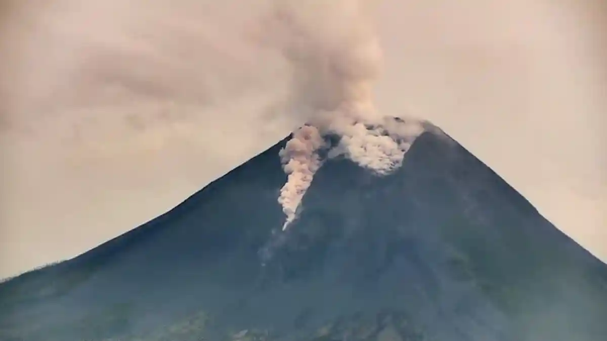 Mount Merapi Two Times Releases Hot Clouds to Bebeng River
