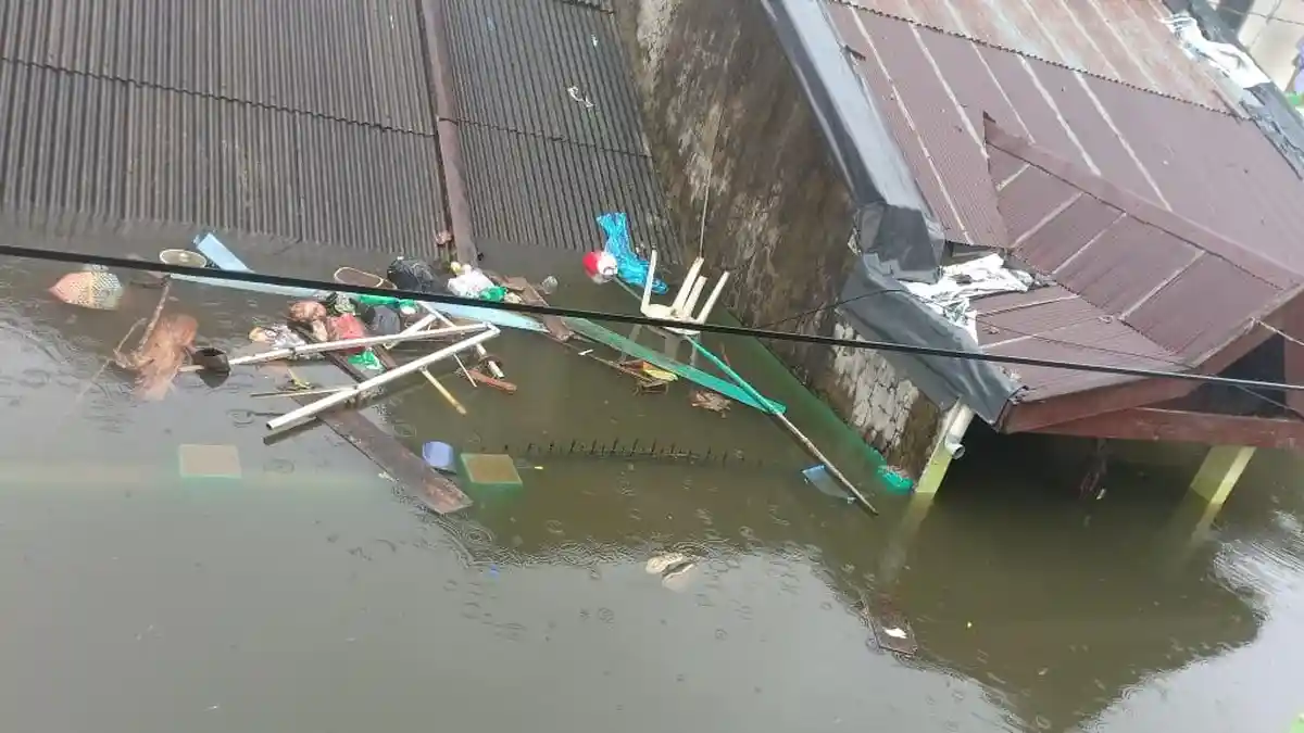 Banjir di Perumnas Antang Blok 8 Makassar Hingga Atap Rumah, Balita Kelaparan