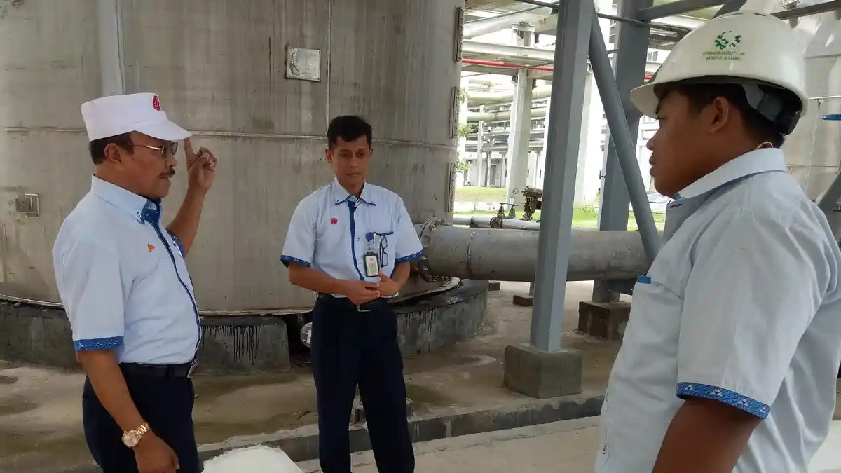 Warga Terdampak Bau Limbah PT RUM Marahi Petugas DLH Jateng yang Periksa Area Belakang Pabrik