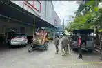 Pihak-Satpol-PP-Deli-Serdang-memonitoring-adanya-pemindahan-barang-barang.jpg