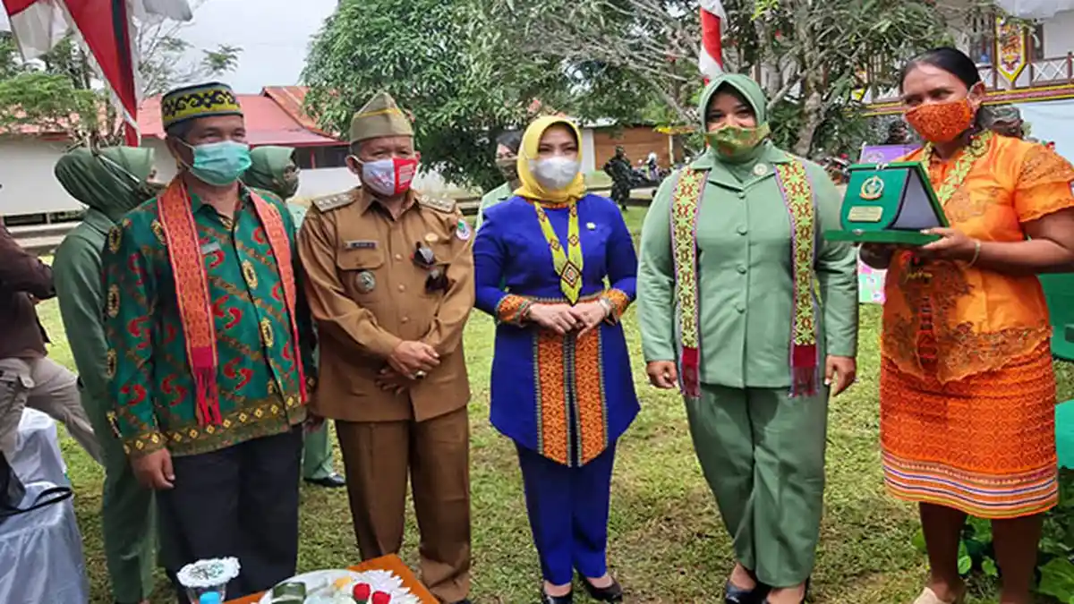 Kain Tenun Kerajinan Asal Kapuas Hulu Dapat Perhatian Khusus Semua Pihak