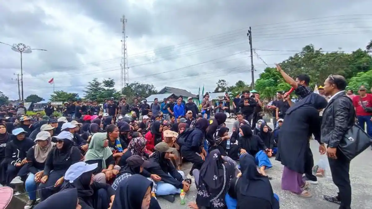 Massa Aksi Solidaritas Tepuk Tangan Dengar Romelan Divonis Bebas Atas Dugaan Pembakaran PT Foresta