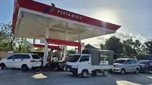 Suasana-antrean-panjang-saat-pengisian-BBM-disalah-satu-SPBU.jpg