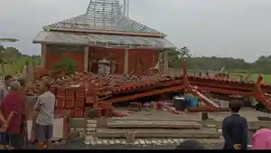 rumah-joglo-roboh-di-lamongan-disapu-angin-puting-beliung.jpg