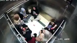 Viral-7-Wanita-Terjebak-di-Lift.jpg