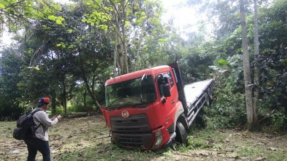Kecelakaan Maut, 2 Motor Tabrakan Dengan Truck Fuso, Dua Orang Tewas