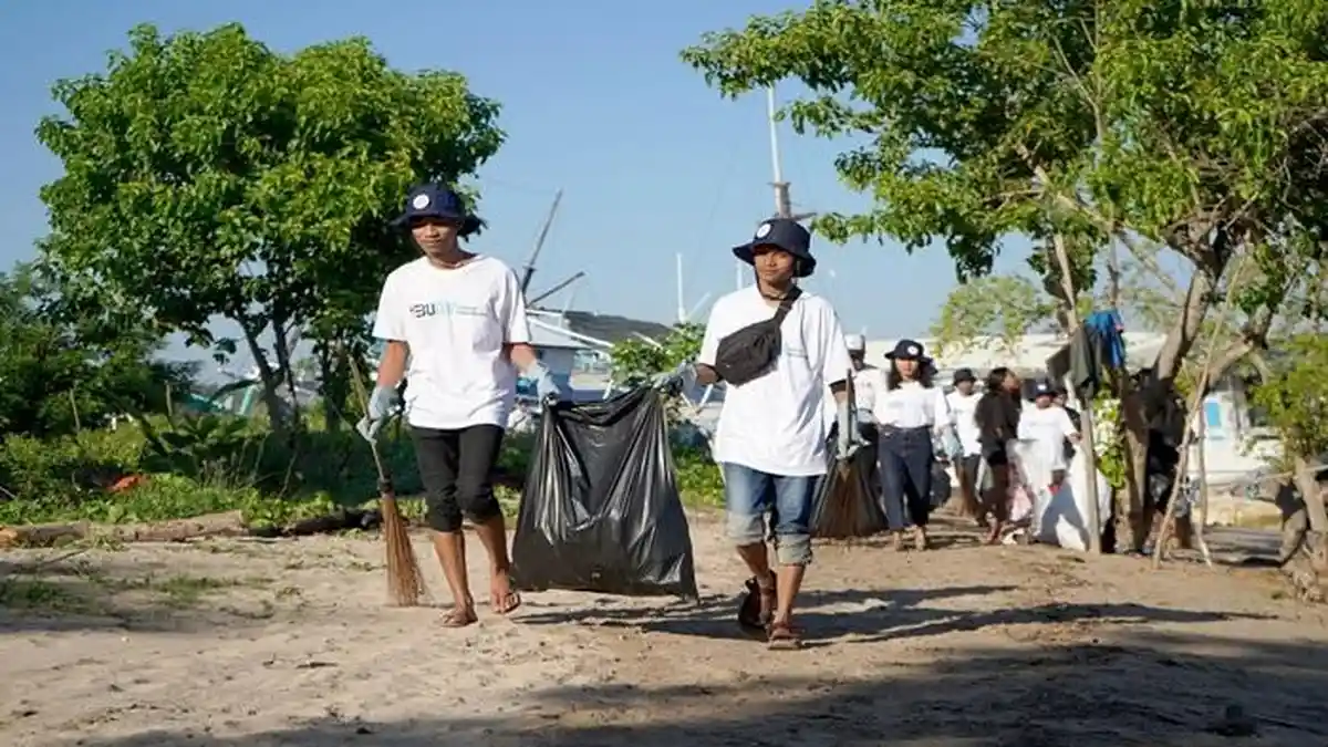 Sambut KTT ASEAN 2023, Kolaborasi Telkomsel Jaga Bumi Bersama PlusTik Bersihkan Sampah di Pantai