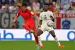 Hwang In-beom dan Mohammed Kudus Salingh Berebut Bola