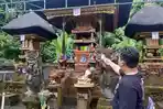 Satreskrim-Polsek-Kediri-saat-melakukan-olah-TKP-di-Pura-Dalem-Penataran.jpg
