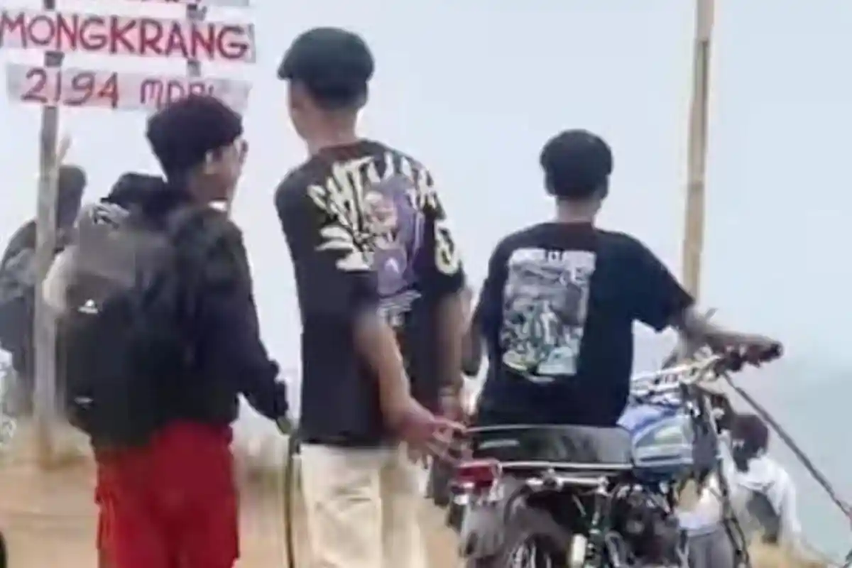 Geger Viral di Media Sosial, Ada Sepeda Motor di Puncak Bukit Mongkrang Karanganyar, Emang Boleh?