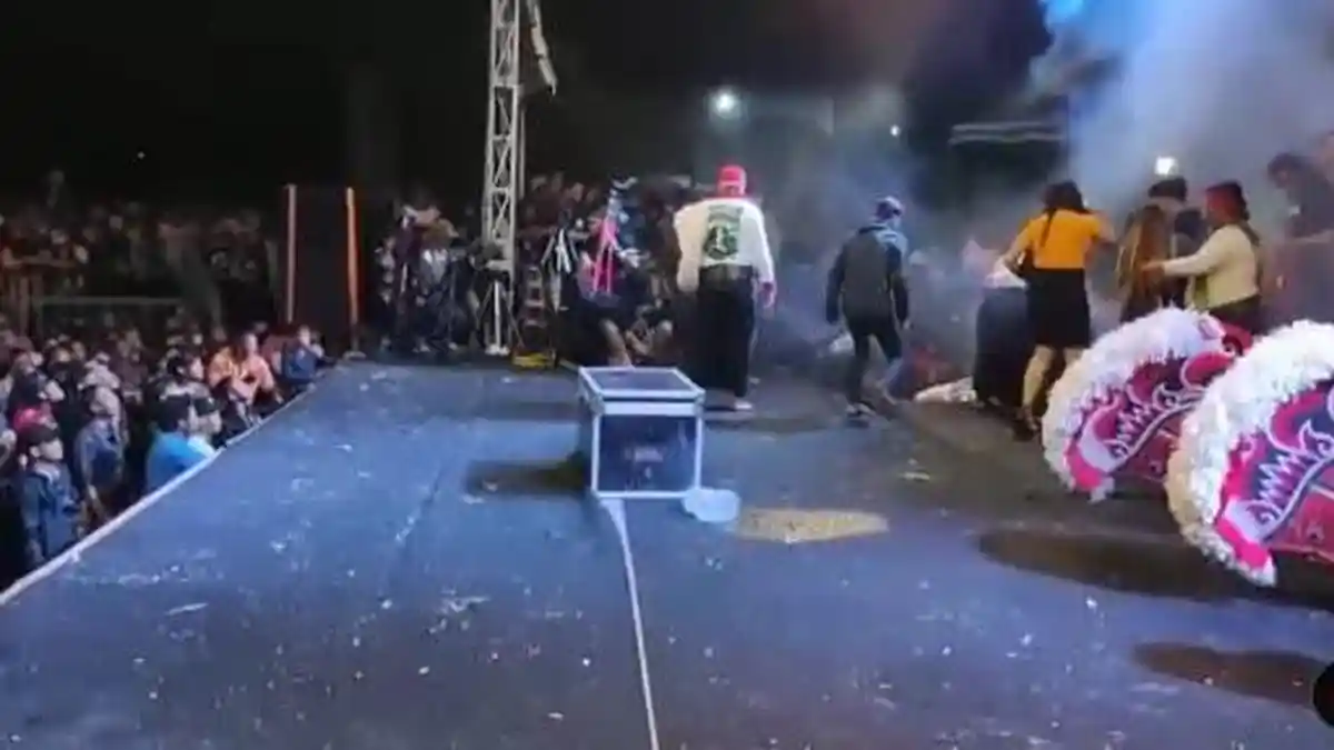 Viral di Media Sosial, Video Panggung Jaranan di Cerme Gresik Ambruk, Puluhan Orang Jatuh