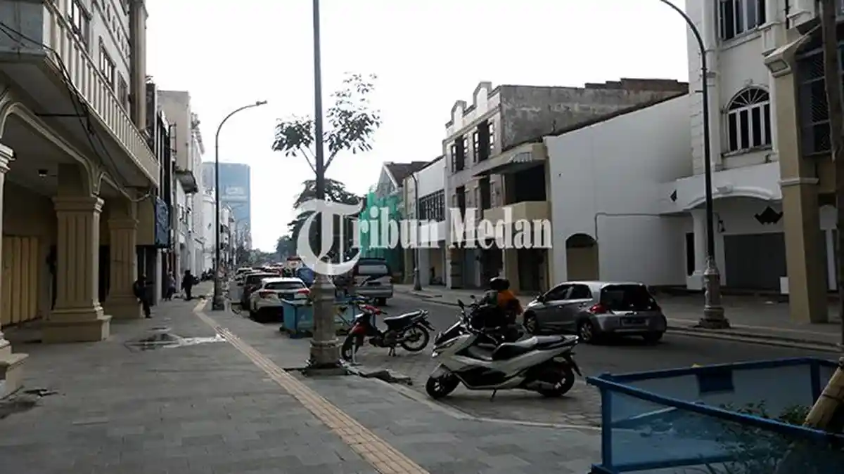 Berita Foto: Banyak Kendaraan Parkir di Atas Trotoar, Jalan Ahmad Yani Minim Lahan Parkir - 02102023_PARKIR-DIATAS-TROTOAR_ABDAN-SYAKURO-4.jpg
