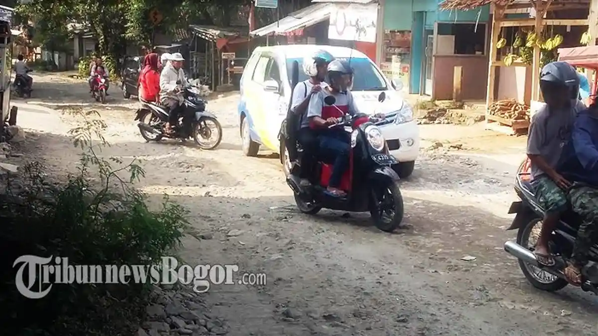 Jalan Alternatif ke Rumah SBY Banyak Lubang, Debunya Bikin Sesak Nafas