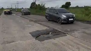 Lubang-di-Jalan-Lingkar-Timur-Kota-Jambi.jpg
