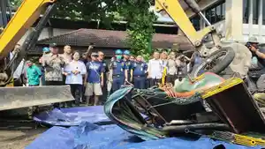 Penghancuran-becak-motor-bentor-dengan-alat-berat-di-UPT-Pengujian-Kendaraan-Bermotor-Yogyakarta.jpg