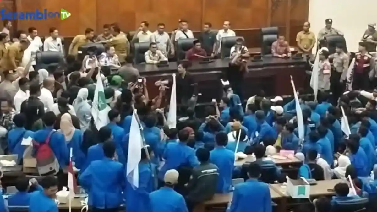 UPDATE Demo Tolak BBM Naik, Mahasiswa Berhasil Duduki Ruang Utama Gedung DPR Aceh
