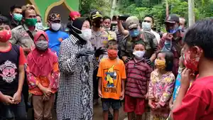 mensos-tri-rismaharini-kunjungi-korban-lumen-jumat-1222021.jpg