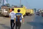 Klarifikasi Dishub Usai Petugas Viral Pungut Retribusi Parkir ke Truk Antre BBM