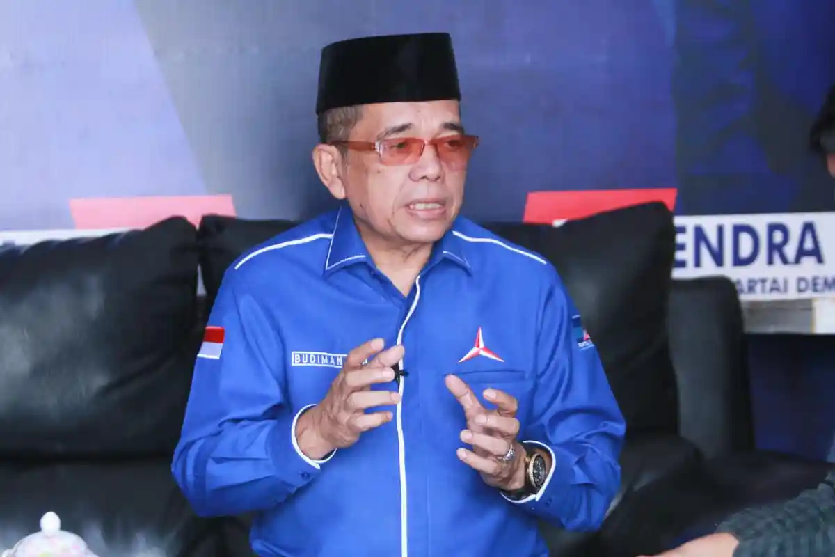 Silaturahmi dengan Kader, Ketua DPC Demokrat Manfaatkan WhatsApp