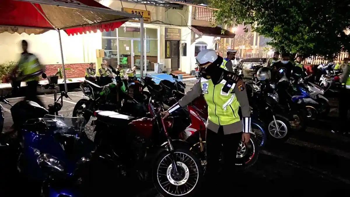 Polisi Buru Knalpot Racing di Tempat Tongkrongan, 36 Motor Ditilang