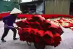 Kesibukan Pembuat Dupa Jelang Imlek di Vietnam