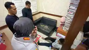 Pelaku-Y-bersama-barang-bukti-saat-diamankan-ke-Mapolresta-Bukittinggi.jpg