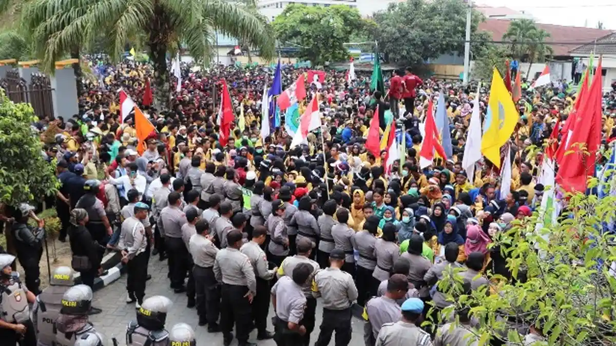 Berakhir Rusuh, Ribuan Mahasiwa Unjuk Rasa Tolak Revisi UU KPK