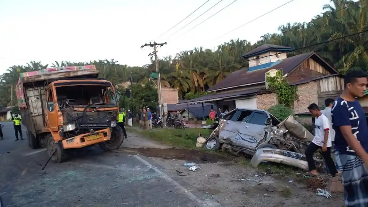 Diduga Akibat Rem Blong, 6 Mobil Terlibat Kecelakaan Beruntun di Jalinsum Labura