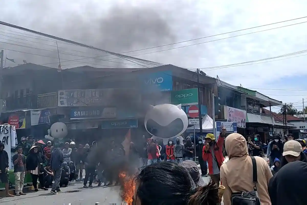 BREAKING NEWS: Tolak Omnibus Law, Ratusan Mahasiswa Majene Tutup Jalan Poros Sulawesi