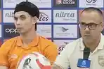 Kiper-Borneo-FC-Nadeo-Argawinata-jersey-orange-saat-press-conference.jpg