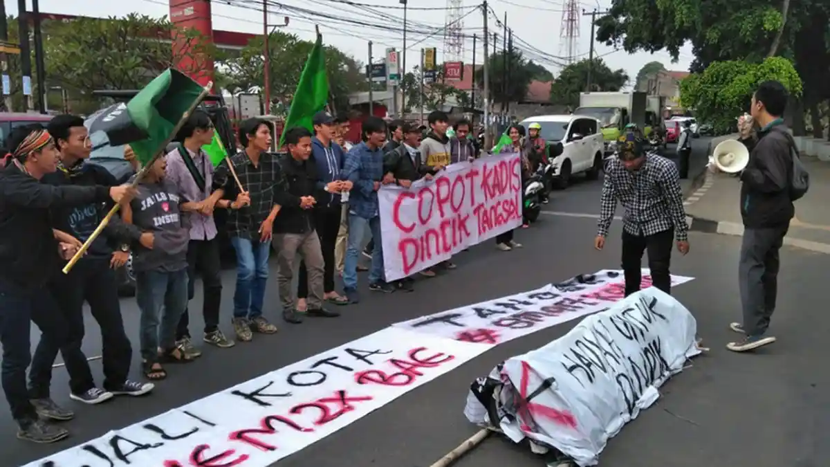 Bakar Keranda saat Unjuk Rasa, Mahasiswa: Simbol Matinya Pendidikan di Tangsel