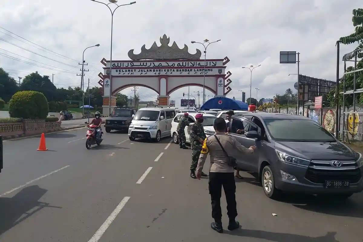 Ratusan Kendaraan Luar Daerah Masuk Bandar Lampung, 10 Mobil Disuruh Putar Balik