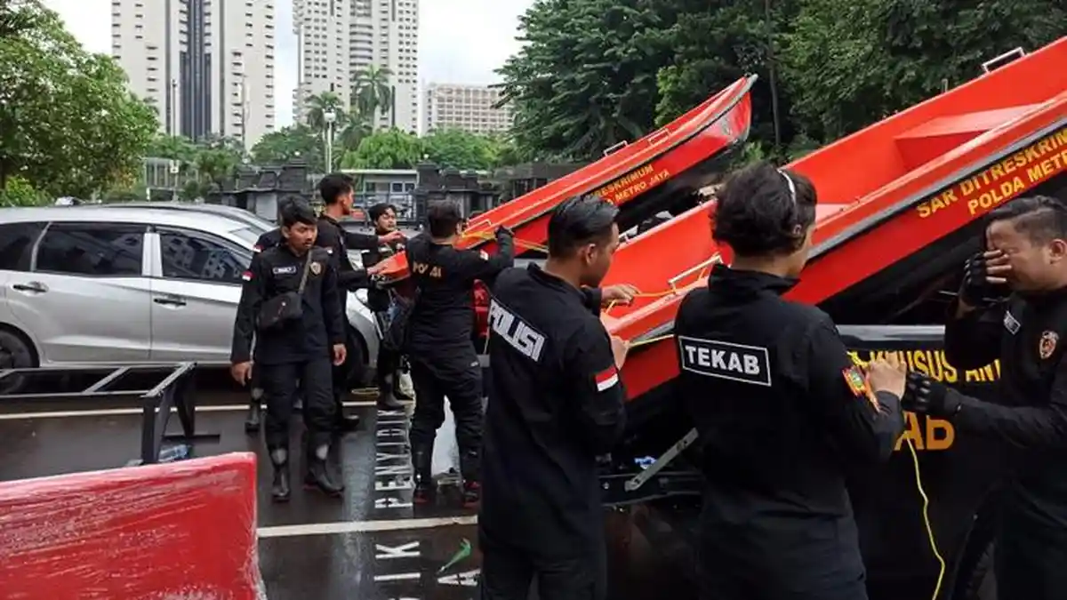 UPDATE Tim Tekab dan Tim Mores Polda Metro Ikut Bantu Evakuasi Korban Banjir