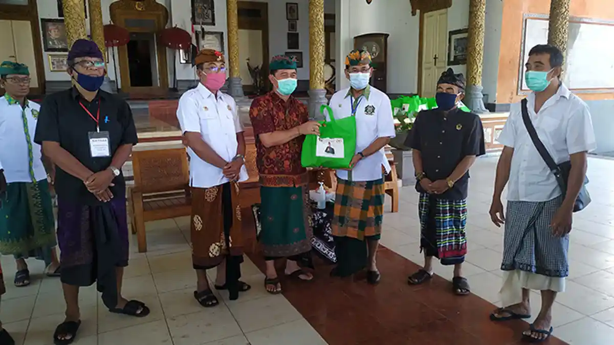 Sambangi Puri Agung Klungkung, AA Gde Agung Serahkan 