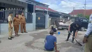 Suasana-perbaikan-jalan-berlubang-kolaborasi-Kopelan-warga-Kelurahan-dan-PUPR-Kota-Kupang.jpg